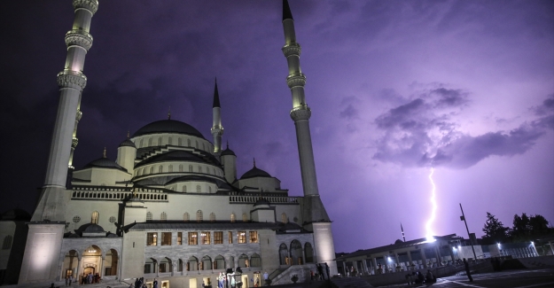 Kocatepe'de sela okunurken şimşekler çaktı
