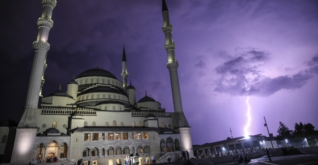 Kocatepe&#039;de sela okunurken şimşekler çaktı