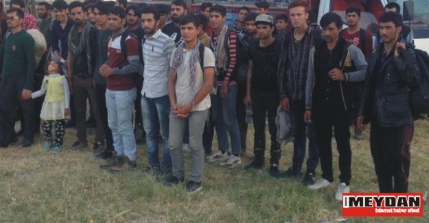 Terkedilen göçmenler, 2 kilogram esrar ile yakalandı