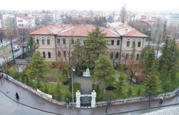 Tarihi Lise’nin önü açılsın