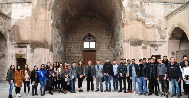 Başkan Dinçer öğrencilerle sohbet etti