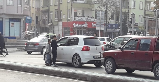 Minik ellerle vicdanımıza dokunuyorlar