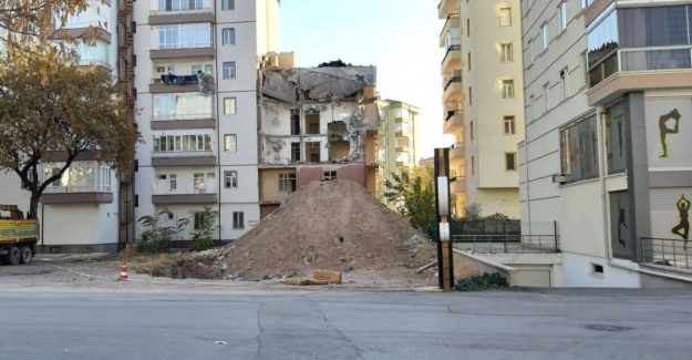 Yıkımı bitmeyen apartman tedirgin ediyor!