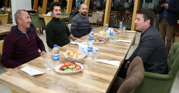 Başkan Dinçer, bilgi yarışmasının talihlileri ile akşam yemeğinde buluştu