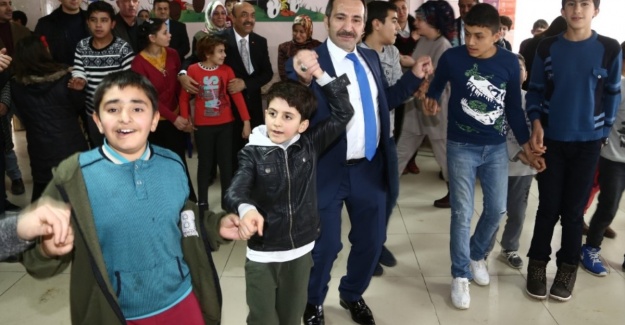 Vali Ali Mantı özel çocuklarla hüdayda oynadı