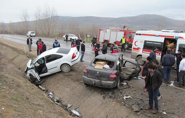 2 otomobil çarpıştı: 1 ölü 3 ağır yaralı