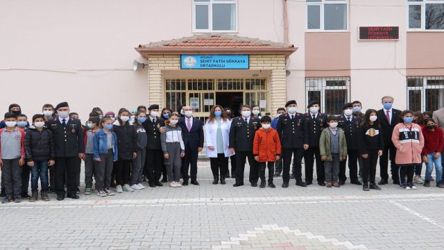 Şehit Fatih Gökkaya Ortaokuluna kitap bağışı