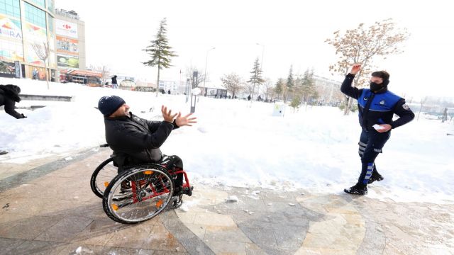 Özel çocuklar, zabıtalarla kar topu oynayıp eğlendiler