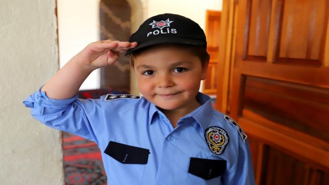 "Polis olma hayali kuran Yasin'e Başkan Dinçer'den polis üniforması"