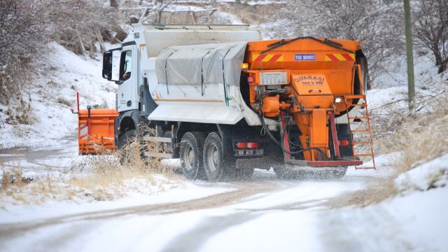 Buzlanmanın önüne geçilmesi için tuzlama ve solüsyon çalışmaları yapılıyor