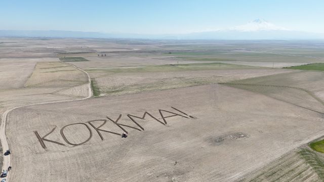 Aksaraylı Çiftçi Traktörüyle Tarlasına “Korkma” Yazdı