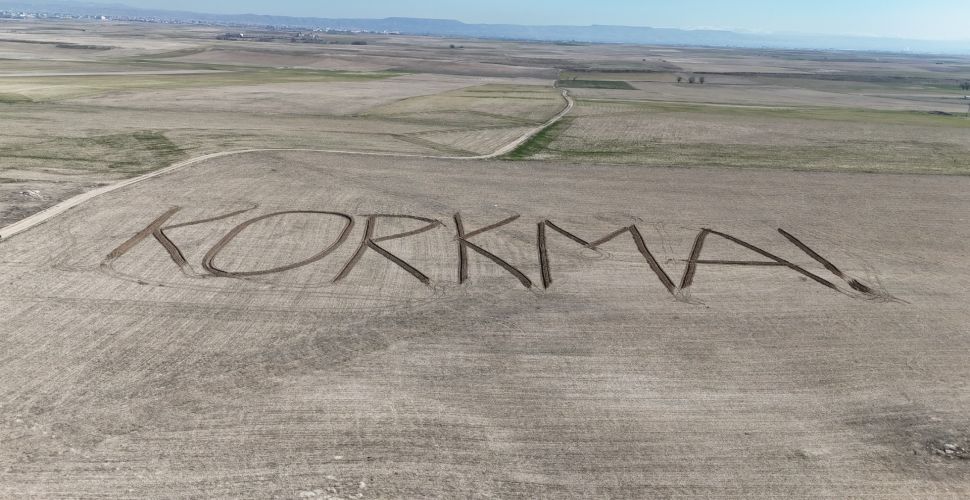 Aksaraylı Çiftçi Traktörüyle Tarlasına “Korkma” Yazdı