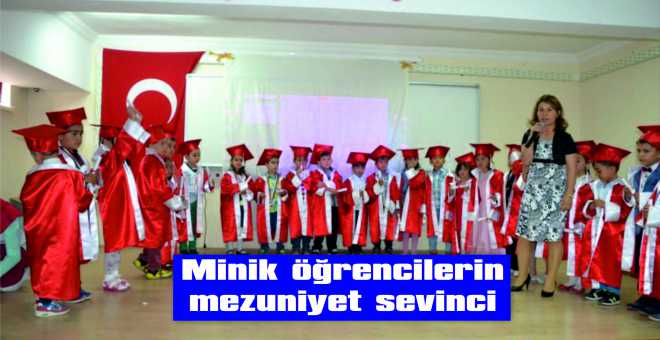 Minik öğrencilerin mezuniyet sevinci