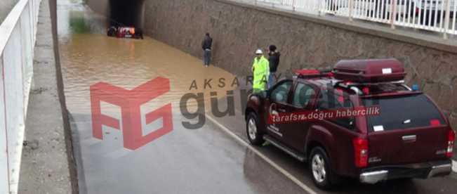 Sağanak Yağış Hayatı Felç Etti