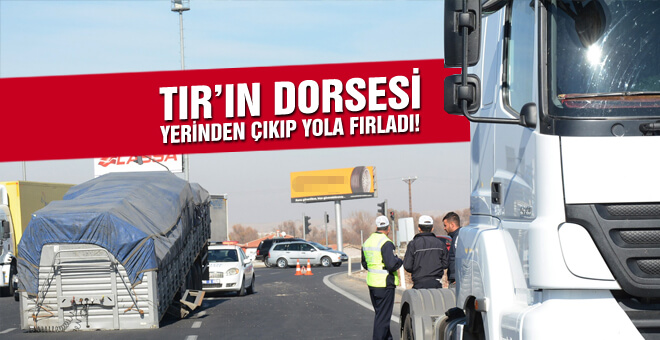 Tır&#39;ın dorsesi yerinden çıkıp yola fırladı!