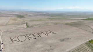 Aksaraylı Çiftçi Traktörüyle Tarlasına “Korkma” Yazdı
